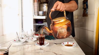 فيديو لأصغر دكان شاي في الكوت.. مقهى “فعيو” مفضل عند السفير الفرنسي والمحافظين