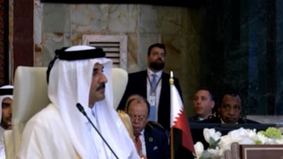 شاهد: أمير قطر يغادر قمة بغداد لكنه يعود عند سماع بدء كلمة السوداني