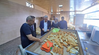صور: أرشد الصالحي مع نائبتين يتحققون من وزن الصمونة في سجن بغداد المركزي