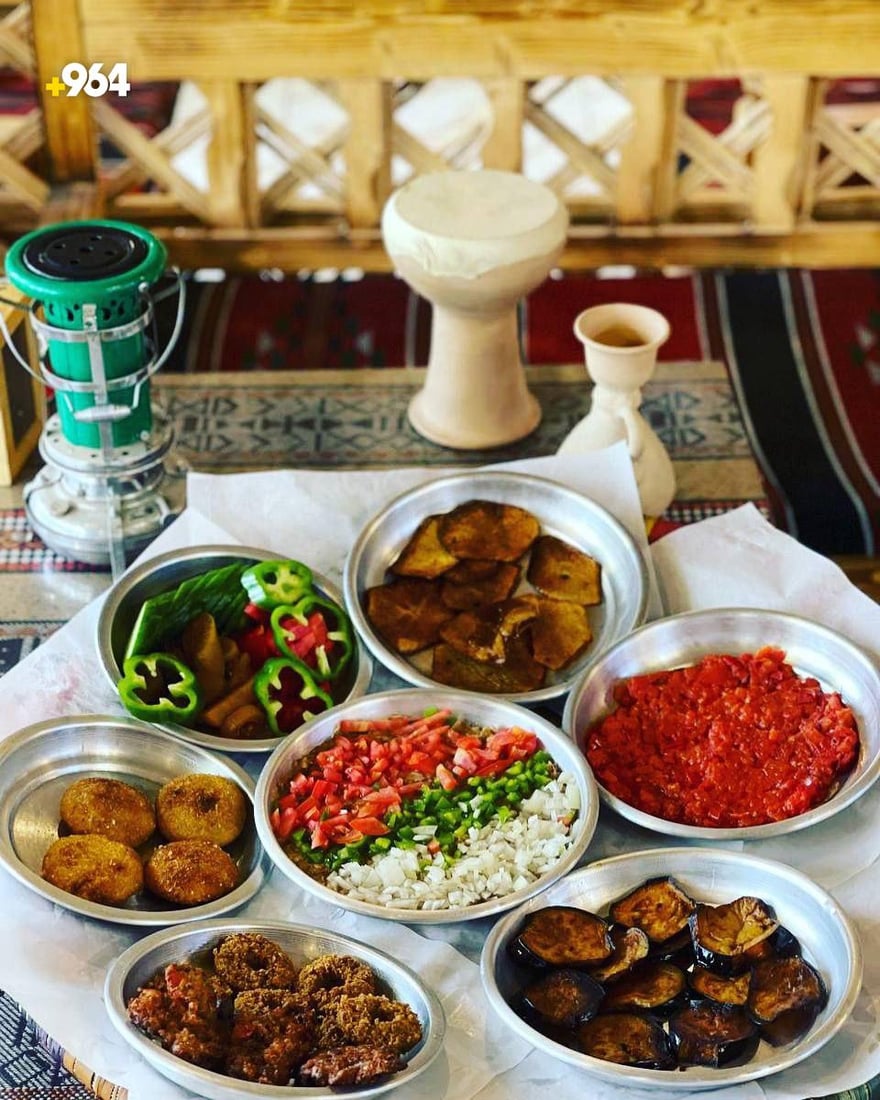 صور: مطعم في بعقوبة يلمس ذكريات العراقيين بـ “صينية بيت” وعلى السطح!
