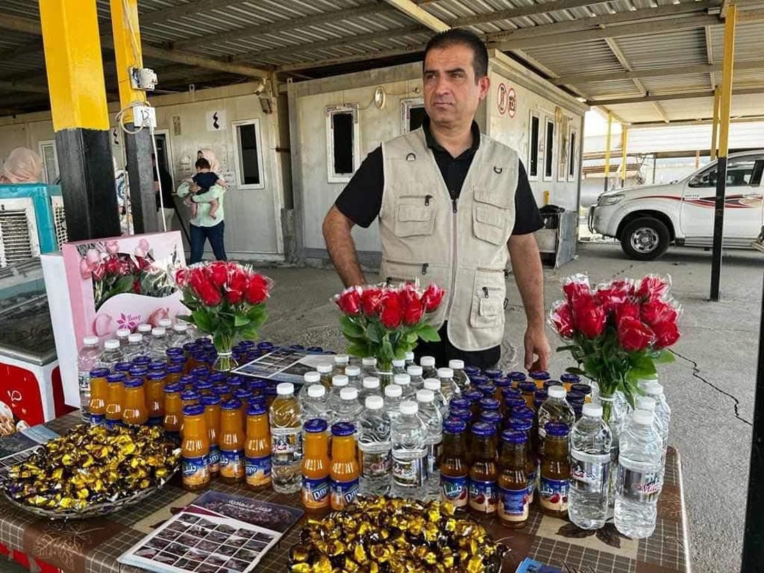 دهوك تستقبل سائحي العيد بالورد والحلوى.. وإجراءات الدخول أسهل (صور)