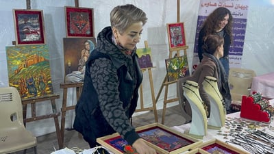 ژنێکی رۆژهەڵاتی کوردستان سەختی ژیان لەسەر ئاسنەکان دەهۆنێتەوە