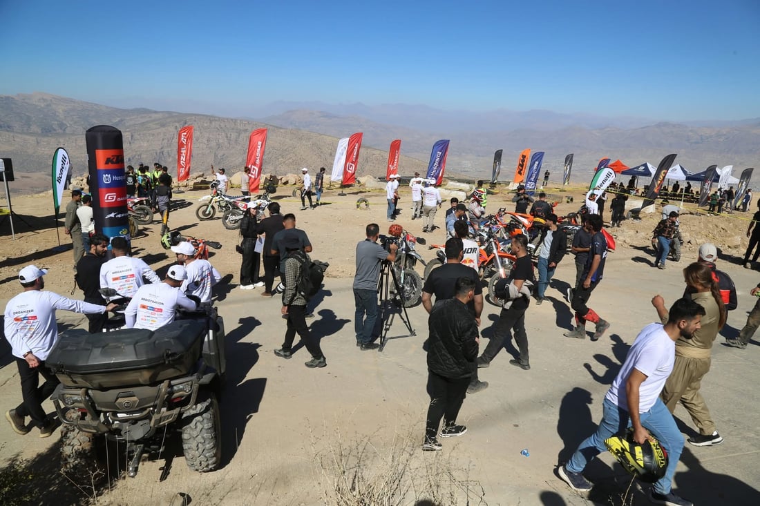صور مبهرة من سباق الدراجات النارية على منحدرات جبل كورك الوعرة