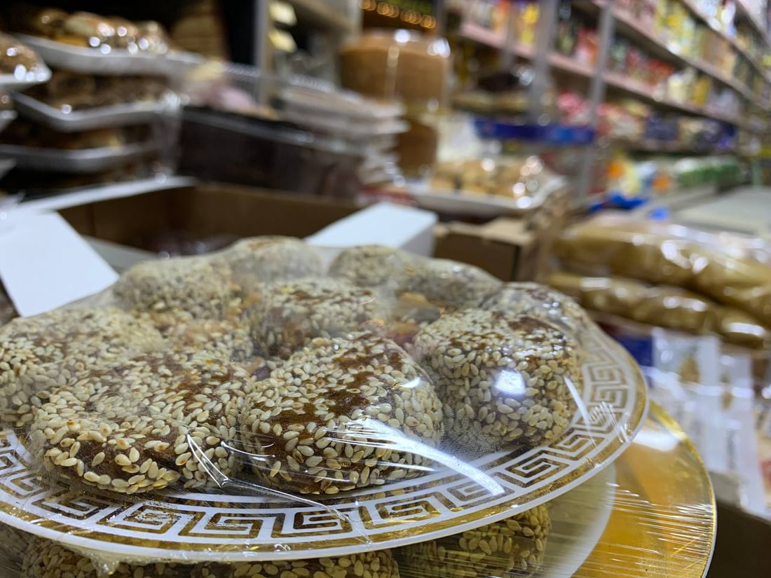 اليرموك تأكل تمر “الزهدي” وتجرب “البريم” في رمضان.. وللتعليب فنون