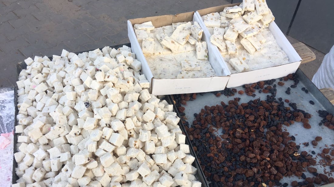 بائع متجول من السليمانية يصل الى أبو الخصيب.. ويقطع 1000 كم لبيع الكرزات (صور)