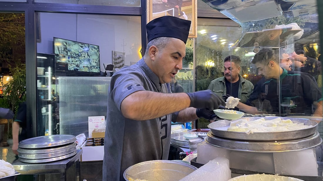 کارمەندانی کۆمسیۆن و چاودێرەکان رۆژەکەیان بە قەیماغ و هەنگوین دەستی پێکرد