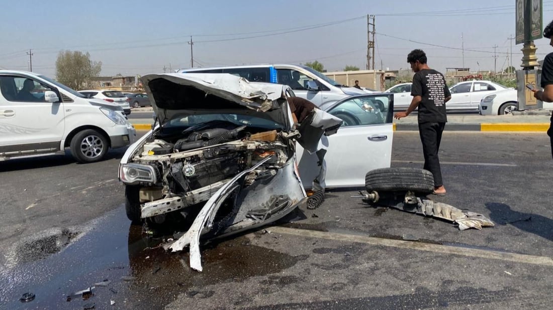 صور: 5 سيارات تحطمت.. تريلة متهورة تثير الفوضى في البصرة