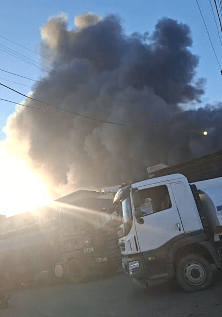 صور: حريق ضخم يلتهم مخازن الجملة قرب ساحة العروبة بالكاظمية