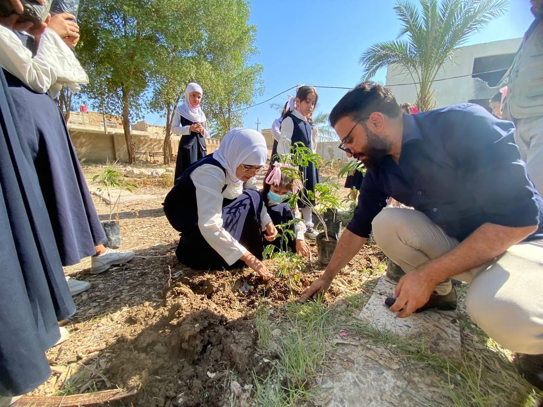 صور: الناصرية تدرّس بناتها العلوم في حديقة المدرسة.. زرعن هناك أجمل الشتلات