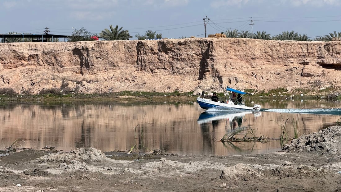 الشرطة النهرية تجوب شط المشخاب بحثاً عن صيادي الصعق الكهربائي (صور)