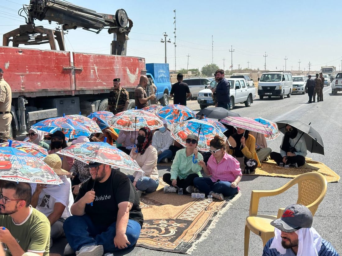 قطع طريق كلار – بغداد.. خريجو جامعة كلار يواصلون احتجاجهم (صور)