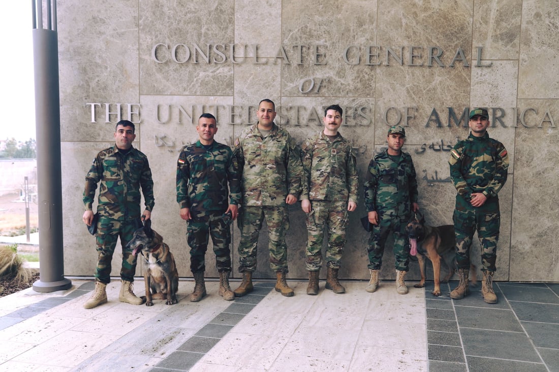  سەگەکانی K9ـى پێشمەرگە لە ناو کونسوڵخانەی ئەمریکا مەشق دەکەن