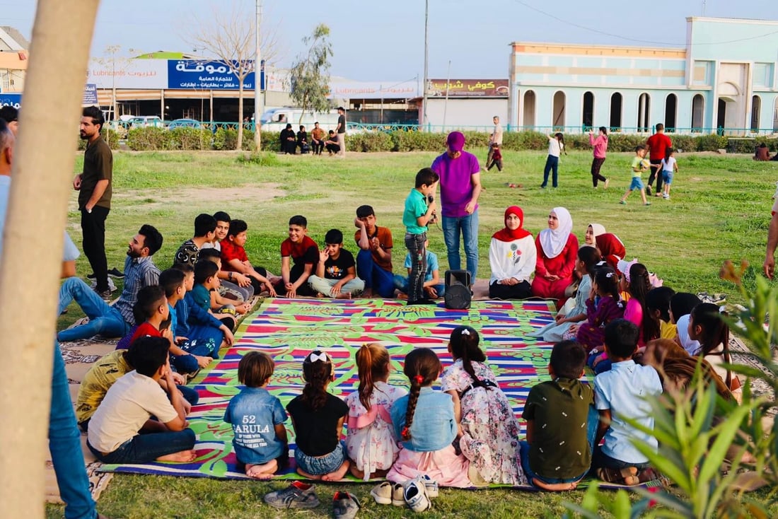صور: أيتام بعقوبة نظفوا المنتزه وزرعوا الشتلات وشاركوا في إفطار جماعي