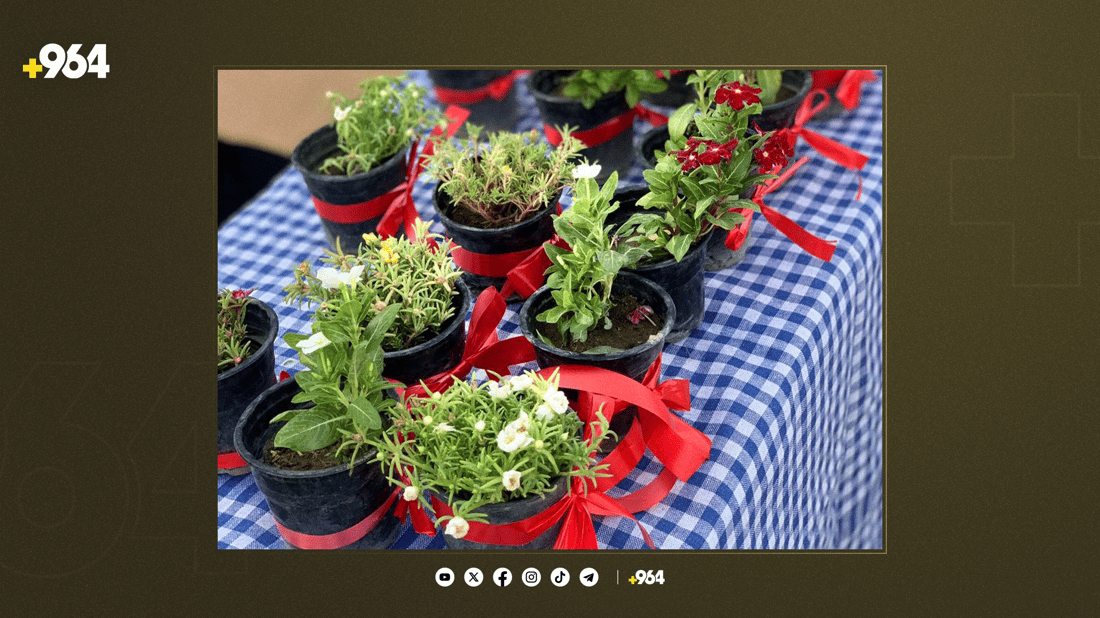 ژنان و کچانی دوزخورماتوو لە بازاڕی خاتوون بەرهەمەکانیان نمایش دەکەن