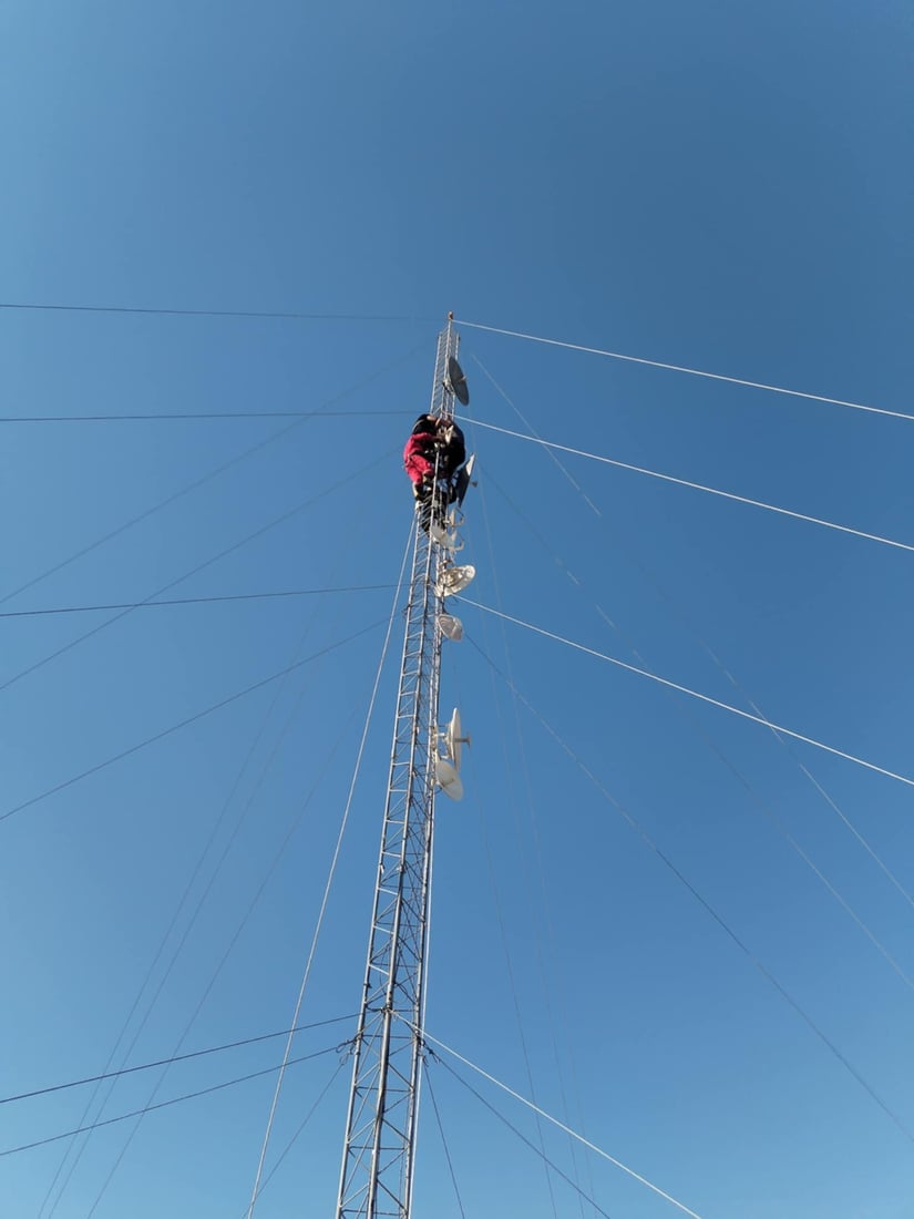 صور تحبس الأنفاس.. عامل انترنت يفقد وعيه فوق برج بارتفاع 65 متراً