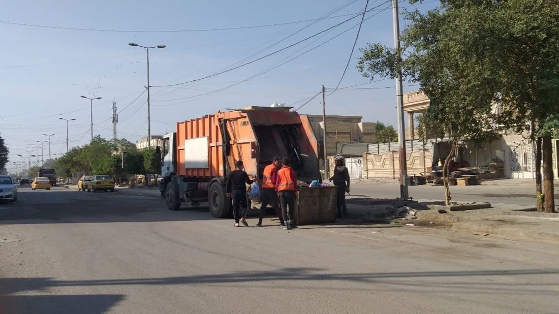 بغداد: أسلاك المولد وغضب العشيرة يخيفان “سيارات القمامة” في أزقة الحرية