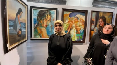 فيديو: 44 رسامة نجفية يبهرن نقابة الفنانين في معرض موجة.. “متى رسمتن كل هذا؟”