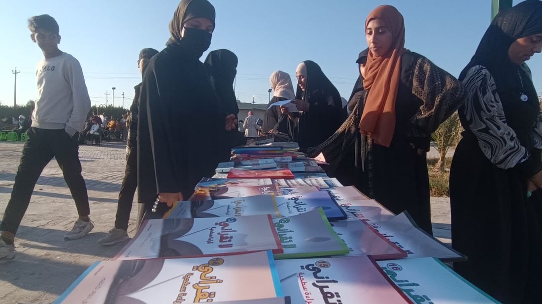 صور من أقصى العراق.. قراء الفاو يوزعون الكتب في الهواء الطلق
