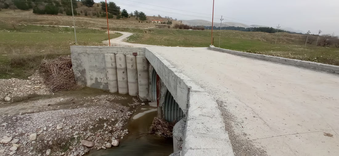 صور: عبور النهر نحو دوكان لم يعد خطراً.. متبرع هدم الجسر القديم وبنى جديداً