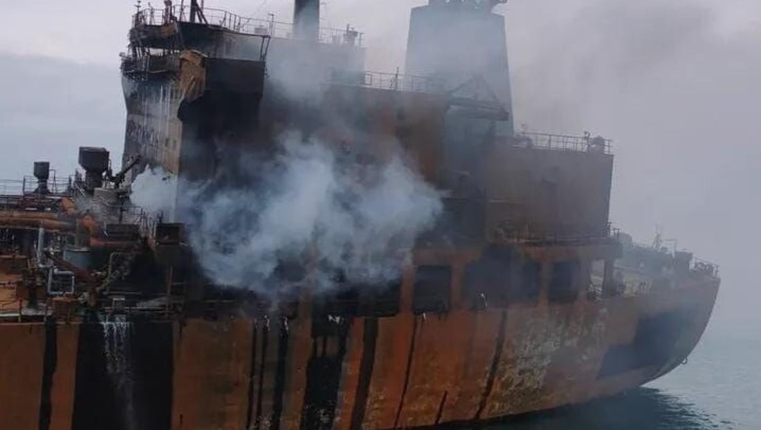 صور من بواخر النفط المقصوفة.. الدخان لا يزال يتصاعد قبالة شواطئ الفاو