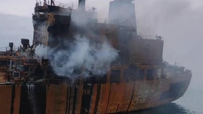 صور من بواخر النفط المقصوفة.. الدخان لا يزال يتصاعد قبالة شواطئ الفاو