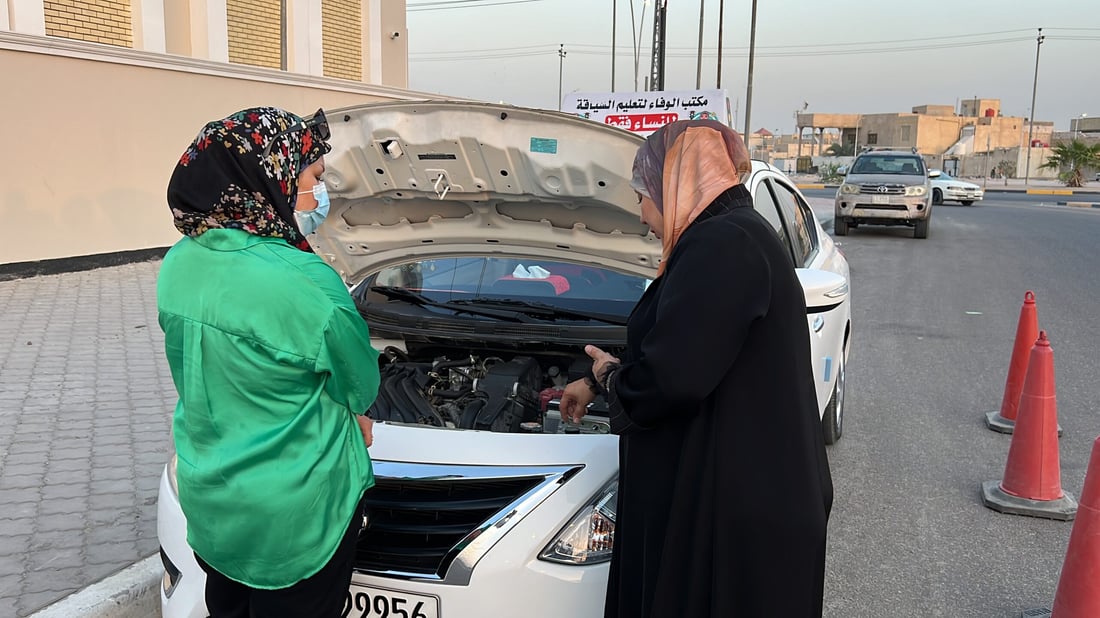 300 سيدة في الزبير تعلمت السياقة على يد وفاء الشاهين (فيديو)