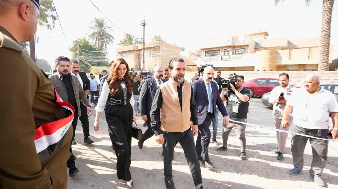 صور: الحلبوسي يصطحب زوجته إلى مركز الاقتراع للمشاركة بالانتخابات