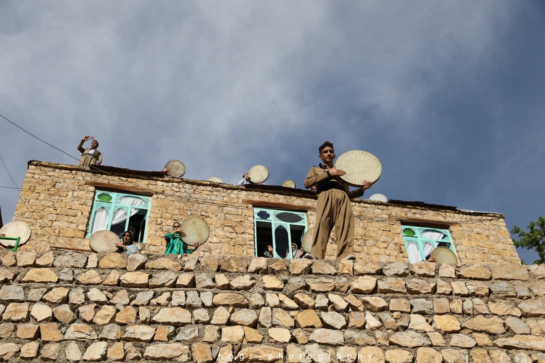 فێستیڤاڵی دەف و خواردنی كوردەواری لە شارەدێی بنكان لە رۆژهەڵاتی كوردستان، دیمەنەكان ئاهەنگ و خۆشی دانیشتوانی شارەدێكە نیشان دەدەن.

ئەم وێنانە لە ئەكاونتی فۆتۆگرافەر هۆگر کەمال وەرگیراوە.