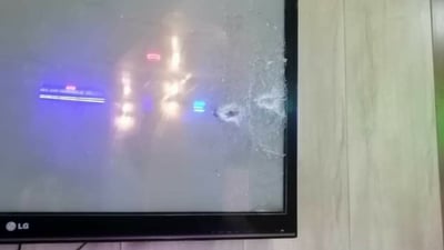 صور لآثار الرصاص على شاشة التلفاز: هجوم بالـ “M16” على مقهى الشابندر في السماوة