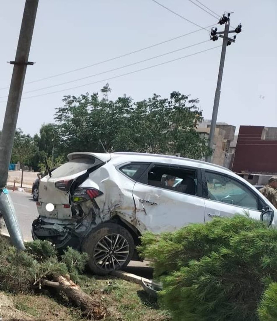 ئۆتۆمبێلێک خۆی بە عامودێکدا کێشا و چوار کەس بریندار بوون 