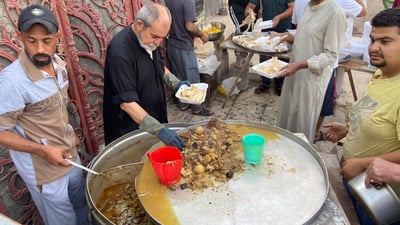 صور: طوابير أمام بيت أبو سجاد في الأبلة.. يوزع المسموطة على الناس من قِدر عملاق