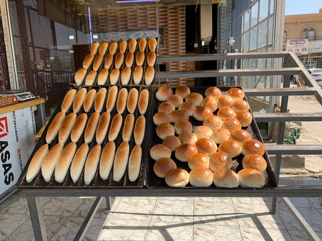 الخبز والصمون يحلق عالياً في أسواق أبو غريب (صور)