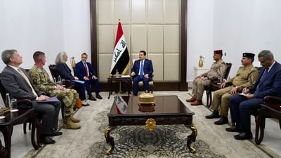 بحضور السفيرة الأميركية.. قائد قوات التحالف الدولي بضيافة السوداني