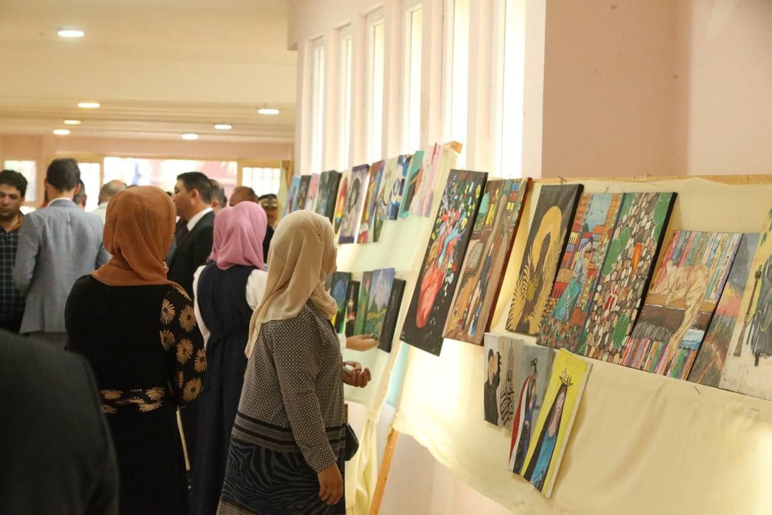 فيديو: أطفال بلد من الصم والبكم يرسمون ويغنون.. بحضور كبير