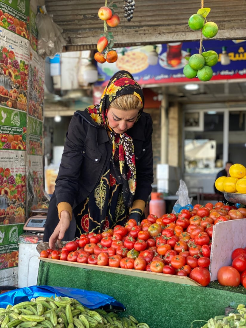 “ترزه” السيدة الوحيدة في سوق حلبجة.. تعمل مع والدها مثل الأصدقاء (صور)
