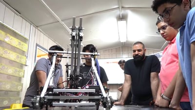 شاهد.. روبوت عراقي سينافس في أولمبياد سنغافورة العلمي والاستعدادات تمت في البصرة