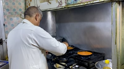 فيديو يسبب الجوع: حجي غانم لا يكتفي بالكبة الشهيرة.. الزبائن أحرار بما يشتهون