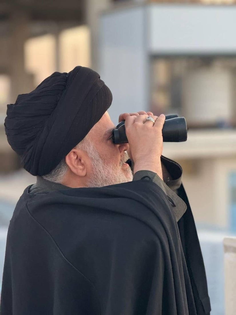 صورة: مقتدى الصدر يتحرى هلال شهر رمضان من النجف