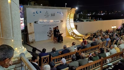 ما هذا الحضور الكبير؟.. عاد “القصخون” إلى الموصل وكل هذه الحشود تنصت له (فيديو)