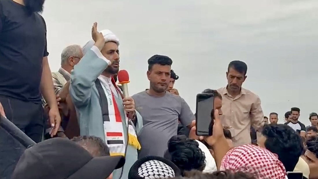 صور: معممون ووجهاء يتقدمون تظاهرة شمال البصرة وإغلاق مدخل حقل غرب القرنة