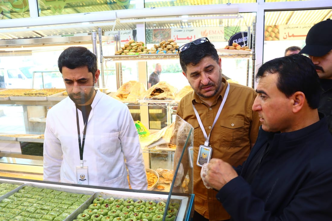 چەند خاوەن شیرینیخانە و نانەواخانەیەک سەردانی قایمقامیەتی هەولێر بکەن
