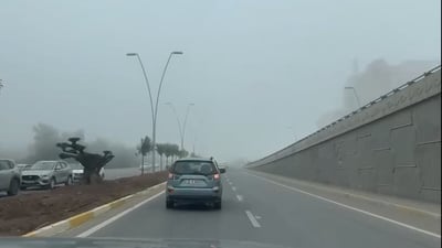 فيديو.. ضباب كثيف يغطي أربيل ويعيق حركة السير صباح اليوم