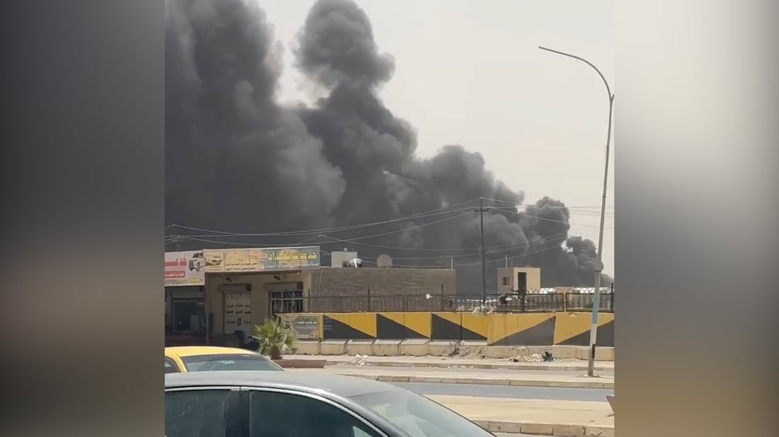 فيديو: اندلاع حريق كبير في مخازن بلاستيك وسط تكريت