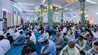 شيد في الثلاثينات.. المئات تجمعوا في أقدم مساجد هيت لأد
