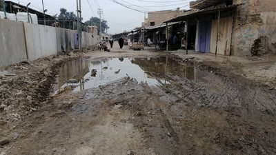أنبوب مكسور يشل الحركة في أقدم أسواق الحلة.. والبلدية: سنصلحه غداً