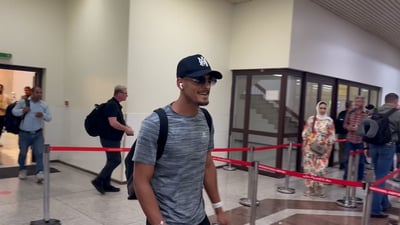 شاهد: علي الحمادي لاعب ستوك ستي في مطار البصرة للالتحاق بالأسود