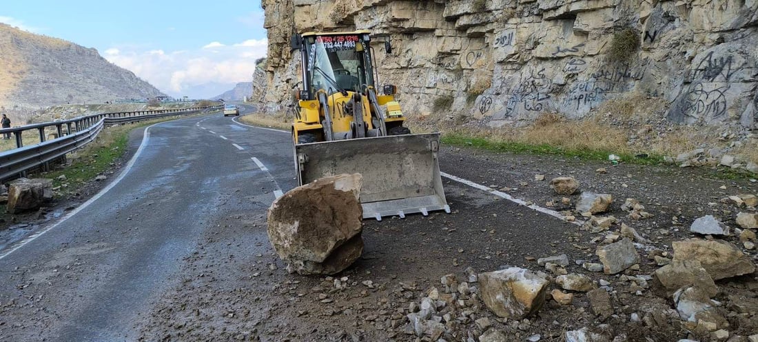 بەشێک لە شاخی سەر رێگای بێخاڵ داڕما