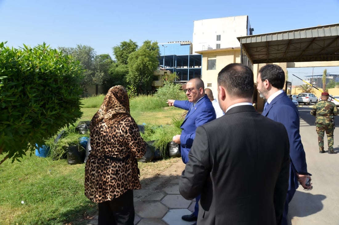 صباح نشيط في مكتب الوزير.. الموظفون زيّنوا حديقة التجارة بالشتلات والورود (صور)