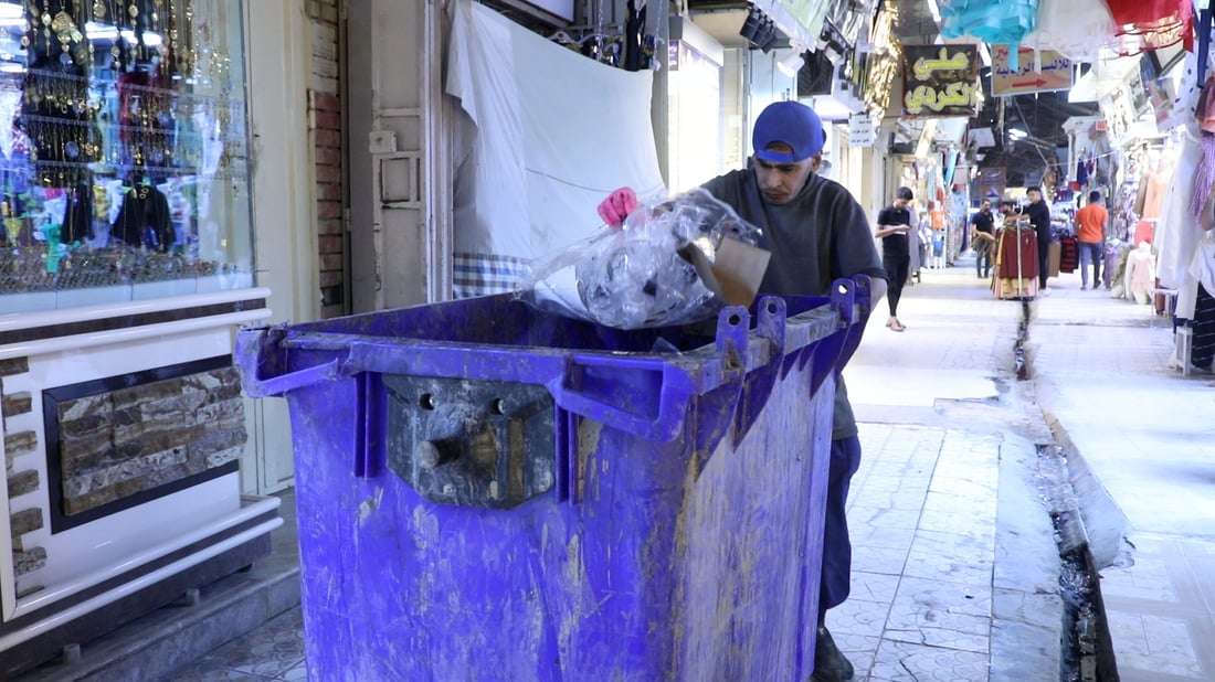 يتواصل بالإشارة ويعادل 5 عمال.. حيدر ينظف سوق الديوانية 4 سنوات بلا راتب (صور)