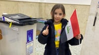 طفلة جربت الحبر البنفسجي.. صور من الاقتراع العام في الر